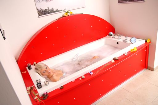 Wellnesswanne mit über 50 Massagedüsen