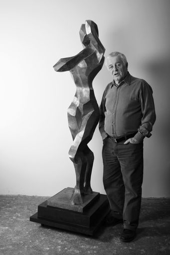  Die Galerie montARTphon zeigt in Zusammenarbeit mit Schruns-Tschagguns Tourismus und dem Kulturverein ILLLITZ vom 26.06. bis 26.07.2009 Werke des österreichischen Bildhauers Oskar Höfinger.