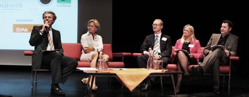  Im Bild v.l.n.r.: Norbert Hintermayer, (Spa World Business), Michaela Reitterer (Boutiquehotel Stadthalle), Dr. Stefan Kannewischer (Kannewischer AG), Karin Nierderer (Kohl & Partner), Arch. DI. Robert Hösle (Behnisch Architekten)