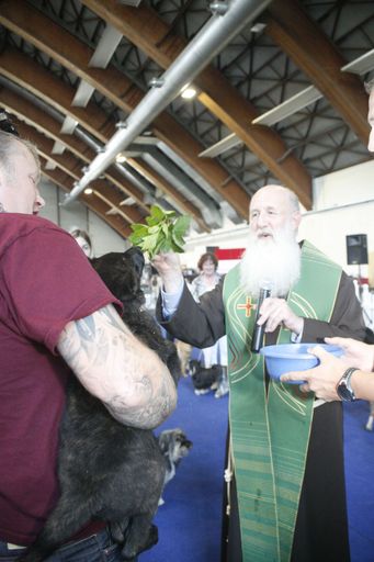 Pater Anton Wanner segnet einen Besucherhund