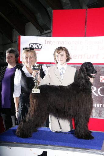 Vorschau Bild von Claudia Haider mit dem Sieger des Juniorhandlingbewerbs Maximilian Mayer und seinern Afghanen Hündin.