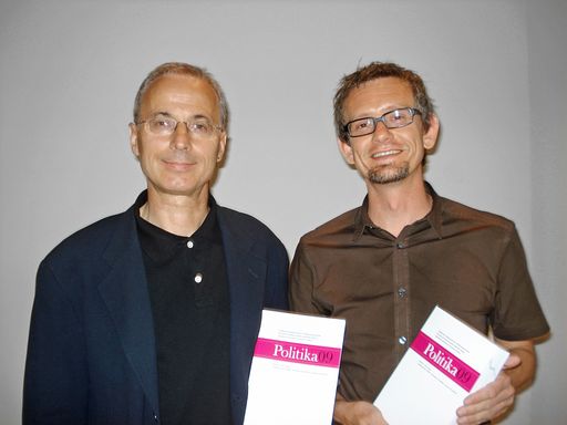 Die Südtiroler Gesellschaft für Politikwissenschaft präsentierte die erste Nummer des politischen Jahrbuchs "Politika09". Im Bild: Günther Pallaver (l.), Universität Innsbruck und Präsident der Gesellschaft, und Thomas Kager, Verlag Edition Raetia.