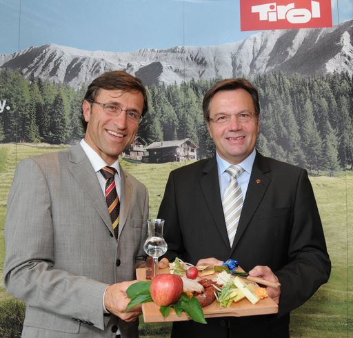  LH Günther Platter und Josef Margreiter probieren die "Tiroler Marend", die beim Tiroler Tourismusforum am 25. Juni erstmals offiziell präsentiert wird.