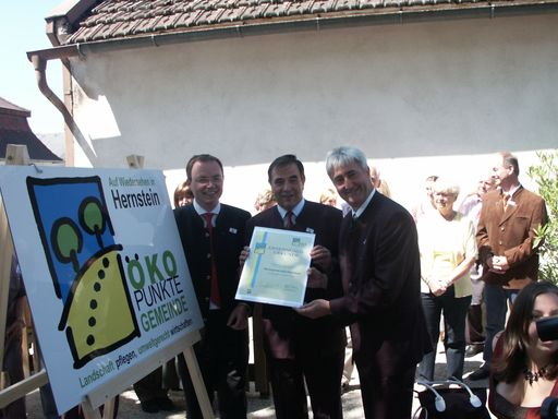 Ernennung der Marktgemeinde Hernstein zur 16. Ökopunkte Gemeinde in NÖ am 14. Juni 2009 beim Ökopunkte Hoffest der Familie Stickler in Hernstein. V.l.n.r.: Landesrat Dr. Stephan Pernkopf, Obmann des NÖ Ökopunkte Vereins Adolf Steiner, Bürgermeister Leopold Nebel
