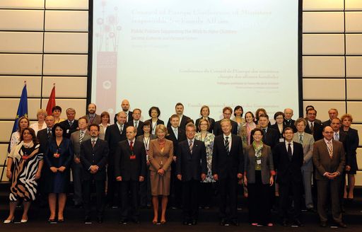 Die Delegationsleiter/innen der Staaten des Europarates bei der 29. Familienministerkonferenz im Austria Center Vienna. Vorne in der Mitte die Stellvertretende Generalsekretärin des Europarates, Maud de Boer-Buquicchio, rechts neben ihr Bundespräsident Heinz Fischer, dann Wirtschafts- und Familienminister Reinhold Mitterlehner und Staatssekretärin Christine Marek