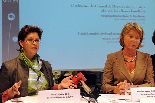Vorschau Bild von Christine marek, Staatssekretärin im Bundesministerium für Wirtschaft, Familie und Jugend (links) und die Stellvertretende Generalsekretärin des Europarates, Maud de Boer-Buquicchio, bei der Pressekonferenz