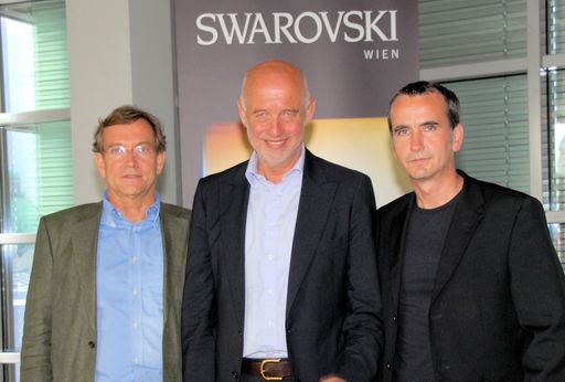 Vorschau Bild von Von links: Architekt Hanno Schlögl, Andreas Braun, GF d. swarovski tourism services gmbh, und Architekt Daniel Süss. Sie präsentierten in Wien die neue Unternehmensplattform Swarovskis.