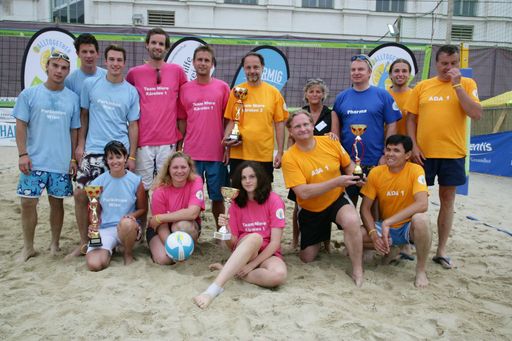 Die Sieger des Turniers "Selbsthilfe am Ball" mit Mag. Monika Maier (ARGE Selbsthilfe) und Dr. Jan Oliver Huber (Pharmig)