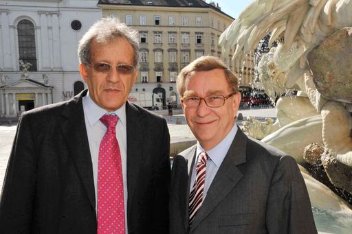 http://pressefotos.at/m.php?g=1&u=38&dir=200906&e=20090617_g&a=event
Studie: Lehren aus der Finanzkrise: Wohnungseigentum bleibt immer attraktiv - im Bild v.l.n.r.: Prof. Dr. Helmuth Kramer (ehm. Leiter des Wirtschaftsforschungsinstitut, Mag. Dr. Erich Rainbacher (GD der Raiffeisen Bausparkasse)
