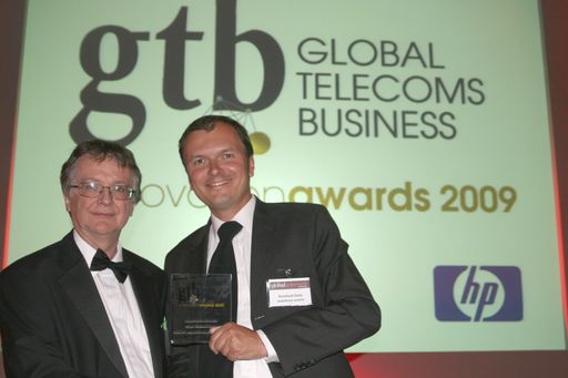 GTB Innovation Award für A1: Dr. Reinhard Zuba, Bereichsleiter Marketing bei mobilkom austria (rechts), freut sich mit Laudator Alan Burkitt-Gray, Global Telecoms Business (links), über die dritte Auszeichnung in Folge.