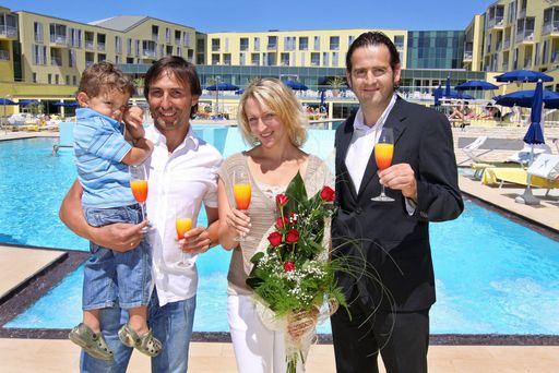  v.l.n.r.: Marco, Martina und Sohn Luca Matteo mit dem Resident Manager des neuen Familienhotels, Georg Unterkircher