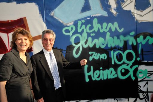 http://pressefotos.at/m.php?g=1&u=38&dir=200906&e=20090617_t&a=event
100 Stunden Open Museum - im Bild v.l.n.r.: Gabriele Zuna-Kratky (Direktorin des Hauses), Heinz Fischer (Bundespräsident)