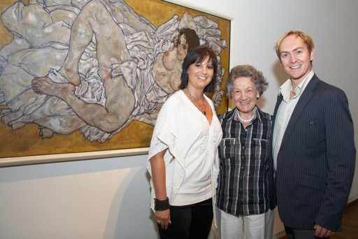  http://pressefotos.at/m.php?g=1&u=43&dir=200906&e=20090617_l&a=event
Dancing Stars Abend im Leopold Museum - Im Bild v.l.n.r. Nicole Kuntner (Dancing Star-Profitänzerin), Dr. Elisabeth Leopold (Vorstand Leopold Museum) und Alex Zaglmaier (Dancing Star-Profitänzer)