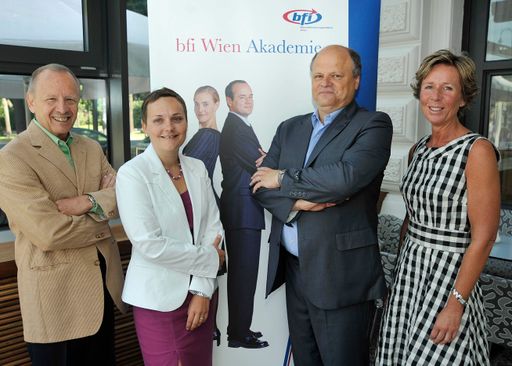  http://pressefotos.at/m.php?g=1&u=1&dir=200906&e=20090618_b&a=event
Im Bild: v.l.n.r.: Dr. Herwig Stage (Geschäftsführer bfi Wien), Mag. Ursula Haas-Kotzegger (Wirtschaftsuniversität Wien), Dr. Erich Geretschlaeger (Universität Wien/Salzburg), Michaela Grüsser (Managementberaterin), Fotos: Niko Formanek