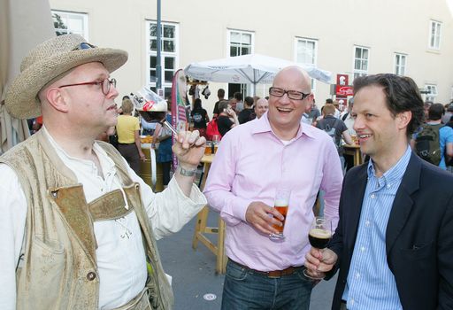 http://pressefotos.at/m.php?g=1&u=68&dir=200906&e=20090618_f&a=event
Zum 17. Mal veranstaltete das Falstaff-Magazin, Österreichs führendes Wein- und Gourmetmagazin, gestern das traditionelle und beliebte "Festival der Bierkultur" mit 60 verschiedenen Bieren von 23 Biermarken. Im Bild v.l.n.r.:Conrad Seidl(Bierpapst), Stefan Hajszan(UniBräu) und Mag. Klaus Buttenhauser (Chefredakteur Falstaff )