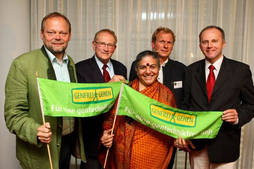  http://pressefotos.at/m.php?g=1&u=62&dir=200906&e=20090618_b&a=event
Anti-Agrar-Gentechnik: Großveranstaltung am 18. Juni 2009 in Salzburg - im Bild: Oberösterreichs Agrarlandesrat Josef Stockinger, Nobelpreisträger Percy Schmeiser, Nobelpreisträgerin Dr. Vandana Shiva, Christoph Fischer (Zivilcourage) und Salzburgs Agrarlandesrat Sepp Eisl