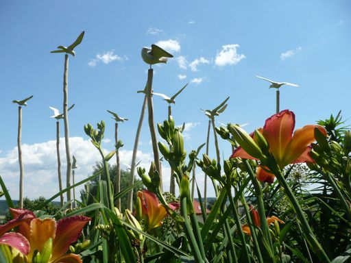 Zur Taglilien-Hochblüte eröffnet am 27. Juni die Ausstellung
Garten&Kunst  zum 7. Mal. Es blühen über tausend Taglilien inmitten von Kunstwerken internationaler KünstlerInnen