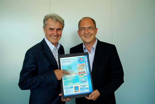 DI Hans-Dieter Toth und Franz Gredler mit dem Cover der ersten Ausgabe von Aldi Reisen Deutschland, bei der Eurotours mit an Bord ist.