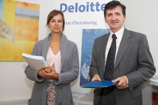  http://pressefotos.at/m.php?g=1&u=43&dir=200906&e=20090622_d&a=event
Studie: Unternehmen enttäuscht von österreichischer Steuerpolitik - Im Bild v.l.n.r. Sophie Karmasin (Market Intelligence GmbH) und Dr. Bernhard Gröhs (Steuerberater und Wirtschaftsprüfer bei Deloitte)