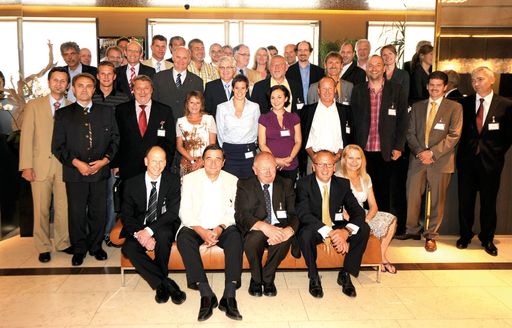 Die Teilnehmer des 29. Fertighaus-Symposions in der Lobby des Grand Hotels Europa in Innsbruck