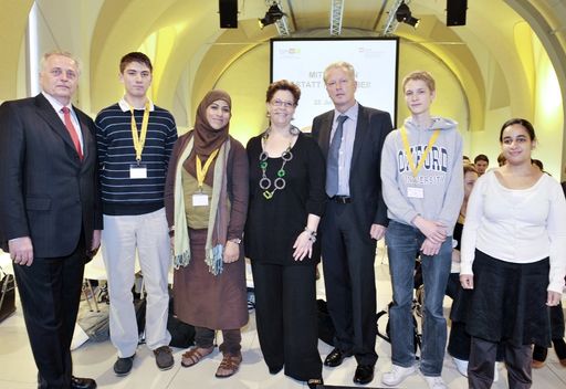 Arbeitsminister Hundstorfer, Staatssekretärin Marek und Jugendminister Mitterlehner mit Vertreter/innen der Jugendlichen