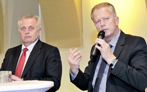 Vorschau Bild von Arbeitsminister Rudolf Hundstorfer und Jugendminister Reinhold Mitterlehner beantworten Fragen der Jugendlichen