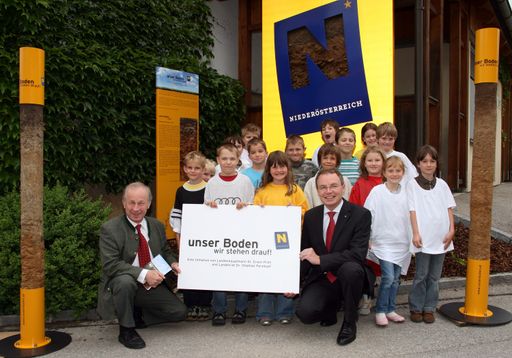  Für niederösterreichische Schulen und Gemeinden gibt es zahlreiche.Serviceangebote die unseren Boden in den Mittelpunkt stellen!.