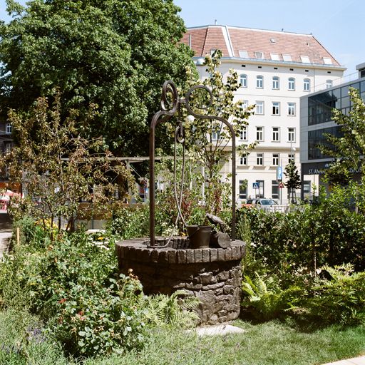 Garten mit Brunnen Foto