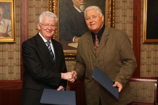 ÖÄK-Präsident Walter Dorner (rechts) und der Regionsratsvorsitzende Seelands Kristian Ebbensgaard bei der Unterzeichnung der Kooperationsvereinbarung.