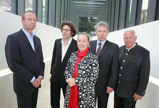 http://pressefotos.at/m.php?g=1&u=68&dir=200906&e=20090623_b&a=event
Wien - Der neue, von den Berliner Architekten Kuehn Malvezzi entworfene Gang führt den Besucher im Anschluss an das Goldkabinett direkt und barrierefrei zur Orangerie.Im Bild v.l.n.r.: Heimo Zobernig (Künstler), Wilfried Kühn (Architekt), Agnes Husslein-Arco (Direktorin Belvedere), Hofrat Ludwig Beer (BHÖ) und Monsignore Alfred Sammer.
