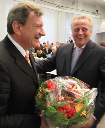 Bundesminister Rudolf Hundstorfer gratuliert dem wiedergewählten AK Präsidenten Herbert Tumpel.