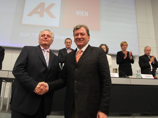 Vorschau Bild von Bundesminister Rudolf Hundstorfer gratuliert dem wiedergewählten AK Präsidenten Herbert Tumpel.