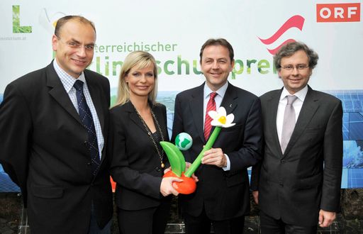 http://pressefotos.at/m.php?g=1&u=1&dir=200906&e=20090624_k&a=event 
ORF und Lebensministerium suchen Projekte und Ideen für den Klimaschutz - im Bild v.l.n.r.: Gerold Gusenbauer (Tischlermeister, Klimaschutzpreisträger 2008),  Claudia Reiterer (ORF Moderatorin), Niki Berlakovich (Umweltminister), Alexander Wrabetz (ORF Generalindendant)