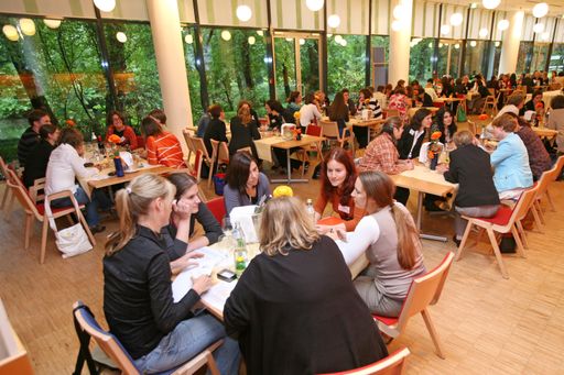  Die TeilnehmerInnen des 22. FEMtech Netzwerktreffen beim Power-Networking.