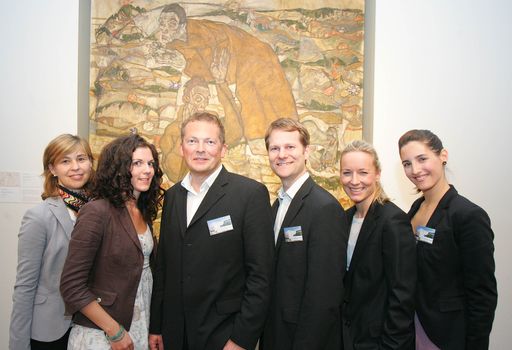 http://pressefotos.at/m.php?g=1&u=68&dir=200906&e=20090624_m&a=event Sommer-Business Talk bei Klimt, Schiele & Co.Zu einem "Meet and Greet" im MuseumsQuartier lud das Leopold Museum Mittwoch Abend.Im Bild v.l.n.r.:Mag. Anita Götz-Winkler (Kunstvermittlung),Mag. Miriam Wirges (Event), Dir. Mag. Peter Weinhäupl (Managing Director), Mag. Klaus Pokorny (Presse / PR), Mag. Tina Achatz (Marketing) und Mag. Helena Hartlauer (Event und Tourismus).