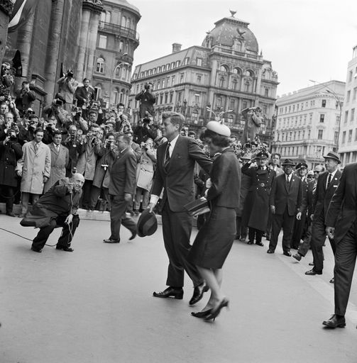 Vorschau Bild von Bekannte Fotokünstler wie Prof. Gerhard Trumler (Mitglied des Wiener Künstlerhauses), Michael Horowitz (Chefredakteur des "Kurier") und Herwig Kempinger haben bereits Pixelstorm-Editionen heraus gegeben.