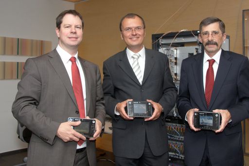  http://pressefotos.at/m.php?g=1&u=43&dir=200906&e=20090625_m&a=event
mobilkom austria und Ericsson: Das schnellste Mobilfunknetz mit den höchsten Kapazitäten in Österreich - Im Bild v.l.n.r. Mikael Bäck (Vice President Product and Portfolio Management Ericsson), Dr. Reinhard Zuba (Bereichsleiter Marketing mobilkom austria) und Ing. Johann Pichler (CTO mobilkom austria und mobilkom austria group)
