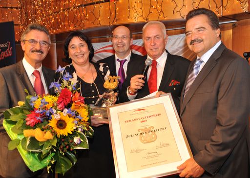Vorschau Bild von von links nach rechts:
KR Helmut Hinterleitner (Landesobmann Veranstalterverband Kärnten), Preisträgerin Julischka Politzky, Mag. Andreas Hüttner (Bundesgeschäftsführer Veranstalterverband Österreich), Moderator Michael Tala, KR Fritz Kaufmann (Präsident Veranstalterverband Österreich)