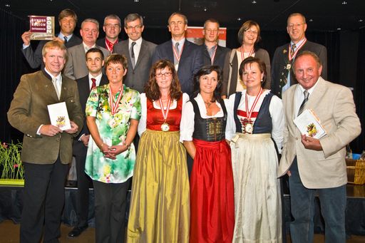  http://pressefotos.at/m.php?g=1&u=74&dir=200906&e=20090625_c&a=event
Im Rahmen des Genussfestes im Casino Innsbruck präsentiert Landesrat Anton Steixner und die GRM GenussRegionenMarketing GmbH gemeinsam mit den beiden Genuss Guides Herausgebern Willy Lehmann und Fritz Stifsohn die besten Geschäfte Tirols und Vorarlbergs aus dem Listing des Genuss Guides 2009. LR A. Steixner zeichnete überdies die Markthalle Innsbruck sowie die Metzgerei Duer aus Hohenweiler als "Genuss Partner Handel 2009" der GENUSS REGION OESTERREICH aus. Falkner Robert, Franks Oliven, Extra Nah&Frisch Grän, Gutes aus der Natur, Nah&Frisch Häsele, Hörtnagl Andrä, Hussel Confiserie, Kaiserwinkel Sennstube, Alois Kröll, Mairs Beerengarten, MPREIS, Spar Stadler, Tuxerbauer, Valier Konditorei, Zuegg