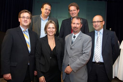 Bei der APA-E-Business-Community am 25. Juni 2009 diskutierten Expertinnen und Experten über Chancen und Probleme von E-Business für Kleinunternehmen (v.l.n.r.): Harald Lakatha (IT Solution), Thomas Stern (Moderator/Braintrust), Marion Tschirk (seeyou 3.0), Peter Voithofer (oben, KMU Forschung Austria), Gerhard Laga (WKO) und Wolfgang Berger (Hewlett-Packard).