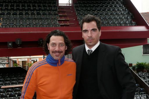  Karl Ochsner junior (rechts) besuchte anlässlich der neuen Kooperation den Intendanten des The-atersommers Haag, Gregor Bloéb, bei den Proben am Stadtplatz in Haag.