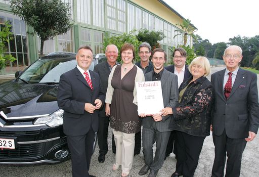 http://pressefotos.at/m.php?g=1&u=68&dir=200906&e=20090628_f&a=event
Falstaff zeichnet einmal im Jahr eine hochverdiente Persönlichkeit als "Winzer des Jahres" aus. In diesem Jahr jedoch erhält den renommierten Titel "Winzer des Jahres" ein Team: Familie Prieler aus Schützen am Gebirge. Im Bild v.l.n.r.:Landeshauptmann Hans Niessl, Engelbert Prieler, Silvia Prieler, Franz Bascha (Citroen Österreich), Georg Prieler, Falstaff Chefredakteur Peter Moser, Irmgard Prieler, Falstaff Herausgeber Helmut Romé