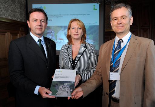  http://pressefotos.at/m.php?g=1&u=1&dir=200906&e=20090629_h&a=event
im Bild v.l.n.r.: Niki Berlakovich (Umweltminister), Doris Bures (Bundesministerin für Verkehr), Doris Bures (Bundesministerin für Verkehr), Helmut Habersack (BOKU Wien)