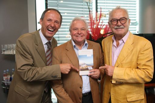 von links: Leo Bauernberger (GF SLTG), Eckart Witzigmann (GaultMillau Jahrhundertkoch) und Prof. Michael Reinartz (Gründer GaultMillau Editionen D, Ö, CH, Südtirol) präsentierten heute im Hangar 7 die neue "Via Culinaria - Genusswege im SalzburgerLand"