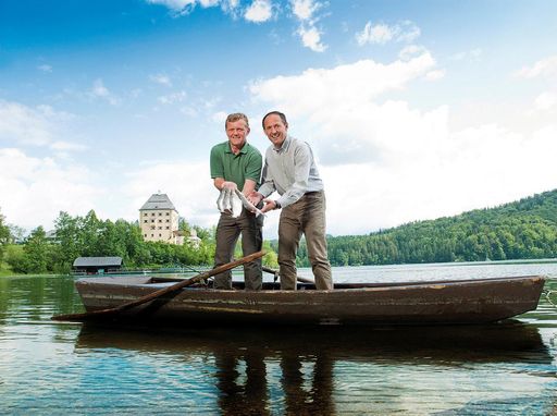 Vorschau Bild von von links: Gerhard Langmaier (Landesfischermeister) und Leo Bauernberger (GF SLTG) mit der Salzkammergut Reinanke