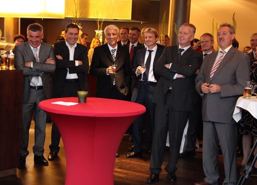  http://pressefotos.at/album/1/54/200906/20090629_f/
im Bild v.l.n.r.: Erich Falkensteiner (CEO Falkensteiner Michaeler Tourism Group - FMTG), Otmar Michaeler (CEO Falkensteiner Michaeler Tourism Group - FMTG), Mag. Ignaz Kopf (Sparkasse Mühlviertel West), Dr. Alexander Rössler (S-Tourismusfonds), Dr. Reinhold Mitterlehner (Bundesminister für Wirtschaft, Familie und Jugend), Viktor Sigl (Wirtschaftslandesrat)