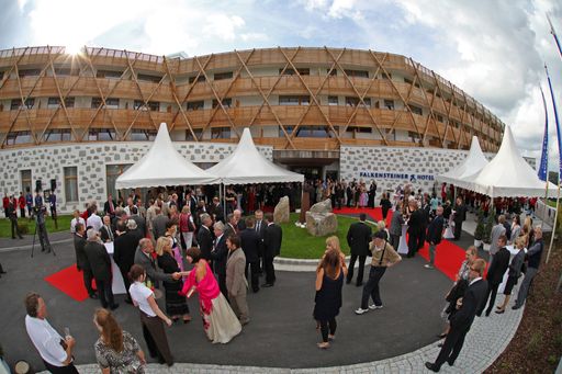 Vorschau Bild von http://pressefotos.at/album/1/54/200906/20090629_f/
Impressionen der Eröffnungsfeier des neuen Falkensteiner Hotel Bad Leonfelden
