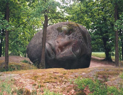  Kopfskulptur im Erlebnispark