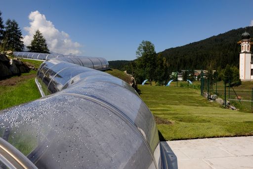 Vorschau Bild von Neue SilverStar - Familienrutsche Nahaufnahme mit der durchsichtigen Kunststoffkuppel