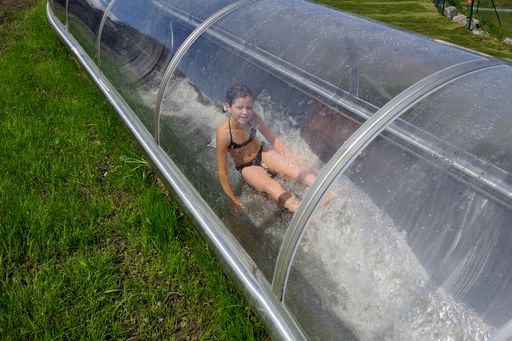 Vorschau Bild von Rutschendes Mädchen in der neuen SilverStar - Familienrutsche.